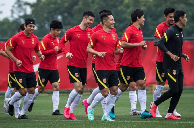 最终十人热刺2-0诺丁汉森林。